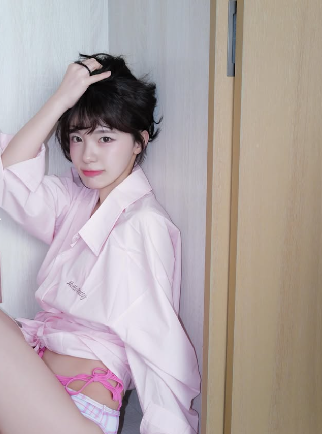 李多慧解開褲頭秀出比基尼曲線。(圖/翻攝李多慧IG)